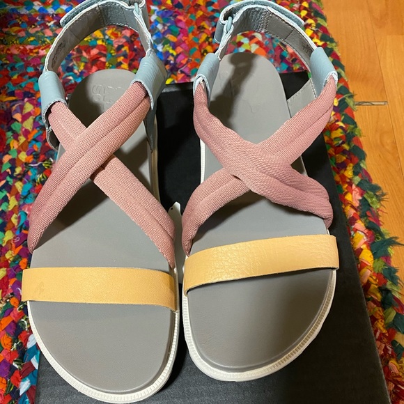 SOREL Roaming Decon Strappy Sandal in Crushed Blue Chrome NWB! - Picture 2 of 12